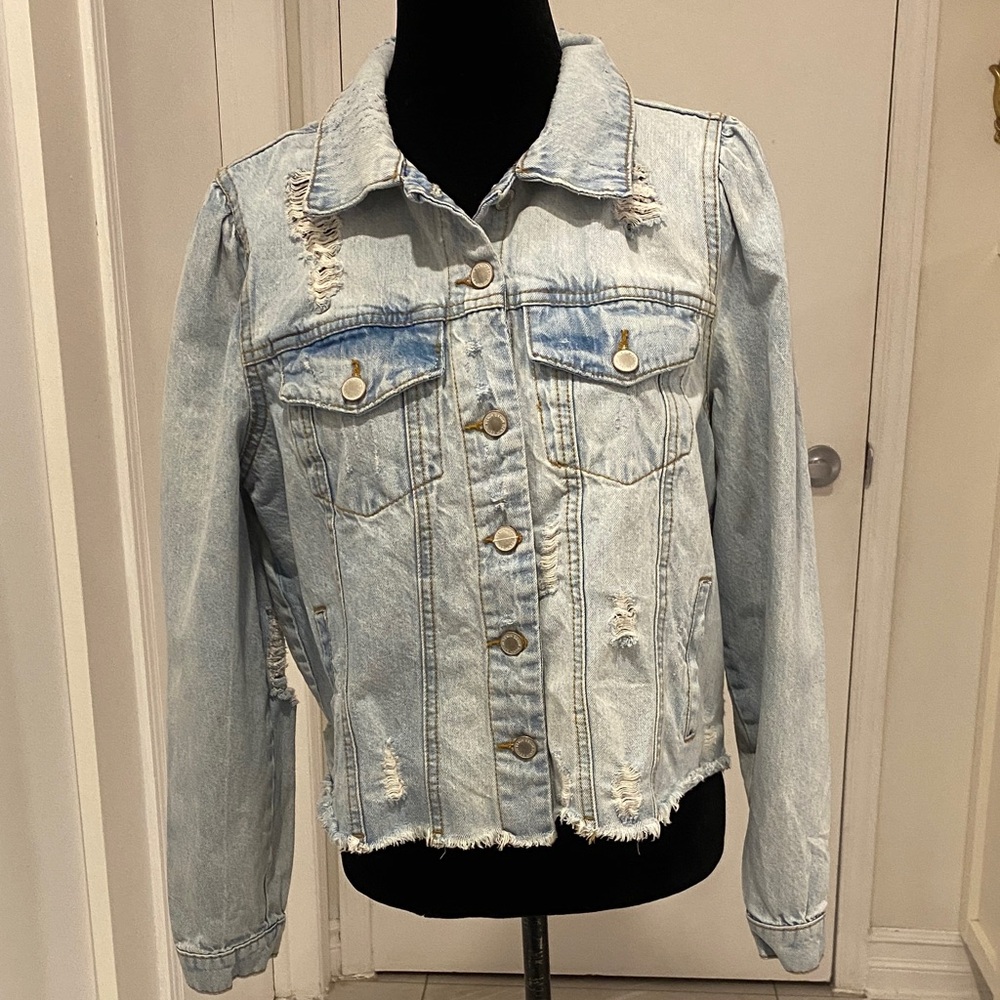 SUKO Distressed/ripped light denim blue jean jacket size large